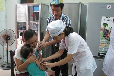 Đà Nẵng: Đổ xô đi tiêm vắc xin viêm não Nhật Bản B