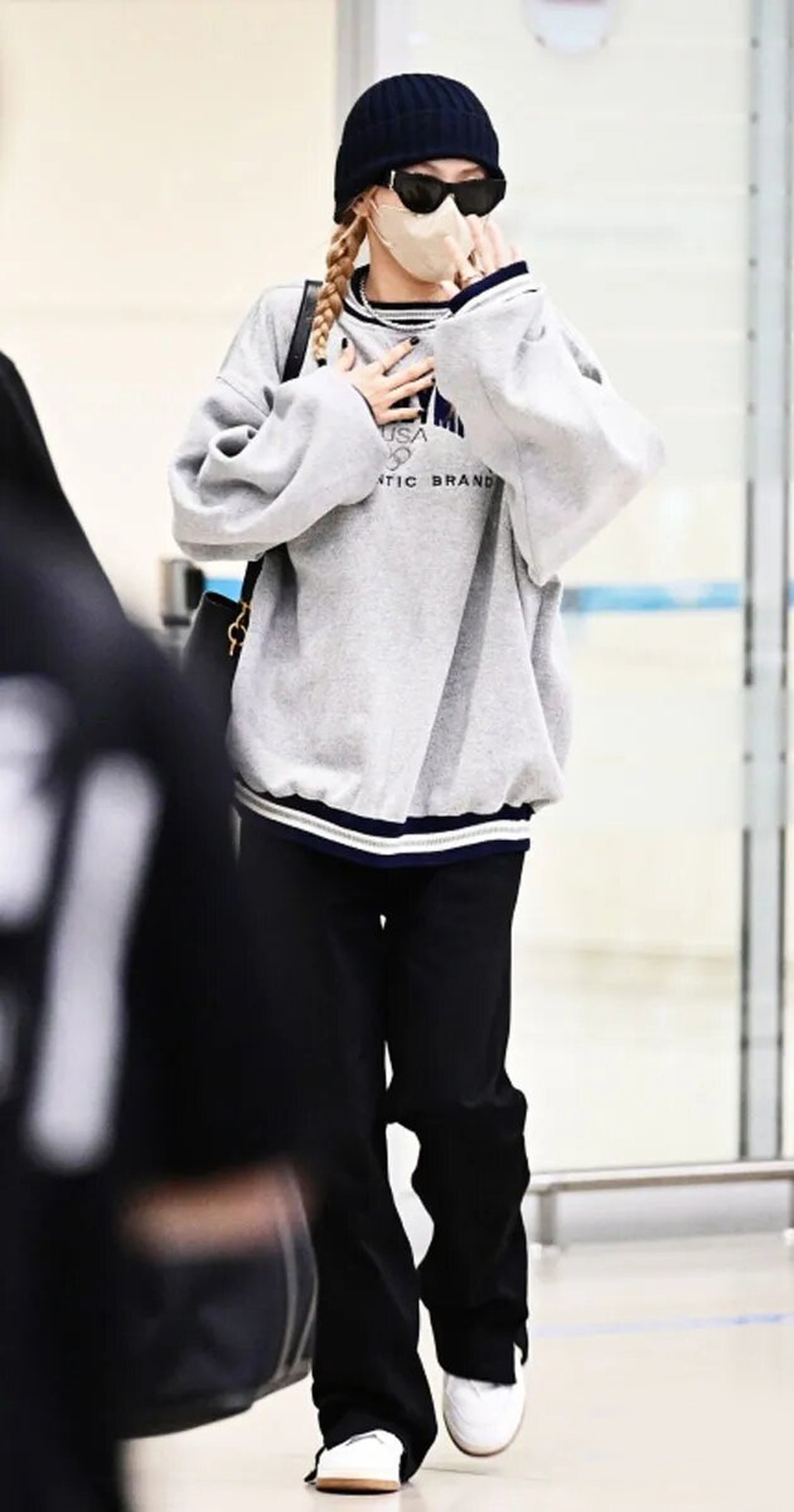 Blackpink mặc đồ năng động, đeo túi hàng hiệu ở sân bay Nội Bài - 6 Blackpink mặc đồ năng động, đeo túi hàng hiệu ở sân bay Nội Bài - 6