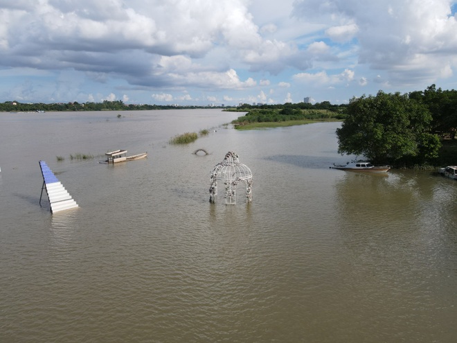 Cảnh hồ thủy điện xả lũ lớn, nước cuộn sóng nhấn chìm bãi giữa sông Hồng - 2 Cảnh hồ thủy điện xả lũ lớn, nước cuộn sóng nhấn chìm bãi giữa sông Hồng - 2