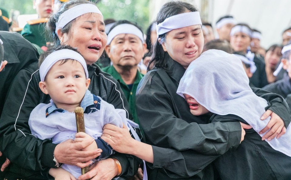 Hoa nào cho vợ những người lính đã ngã xuống khi đi cứu nạn Rào Trăng? - 1 Hoa nào cho vợ những người lính đã ngã xuống khi đi cứu nạn Rào Trăng? - 1