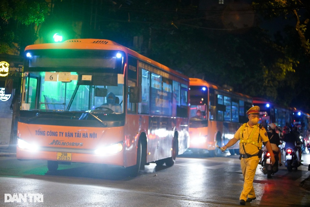 Xuyên đêm đưa hơn 100 F1 từ ổ dịch Bệnh viện Việt Đức đi cách ly - 1 Xuyên đêm đưa hơn 100 F1 từ ổ dịch Bệnh viện Việt Đức đi cách ly - 1
