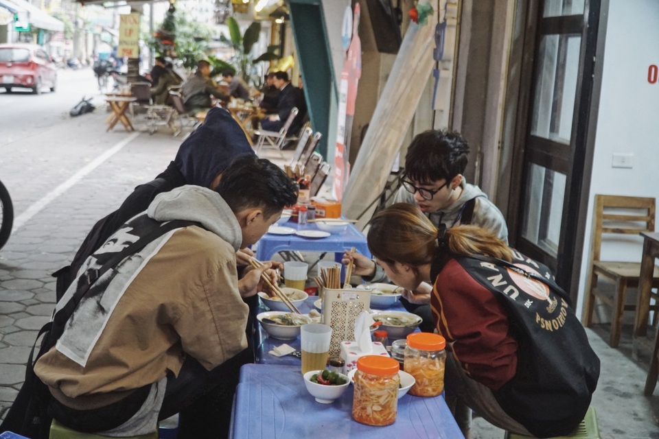 Vợ chồng người Tày cõng đặc sản Cao Bằng về Hà Nội - 8