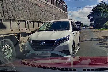 Tình huống ô tô lấn làn vượt ẩu gây tranh cãi nhường hay không nhường