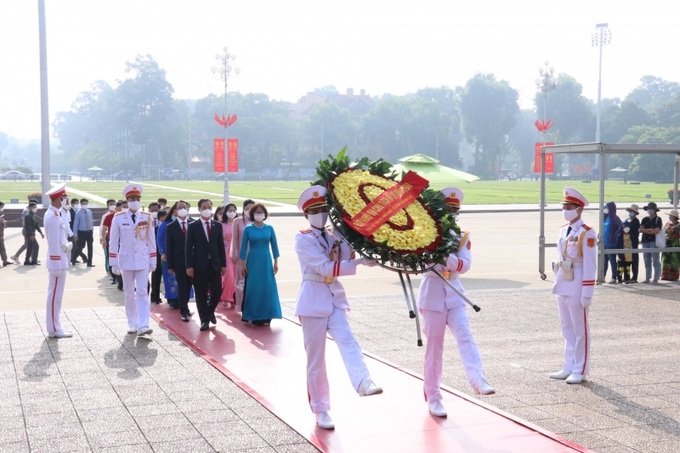 Vòng hoa của Đoàn mang dòng chữ Đời đời nhớ ơn Chủ tịch Hồ Chí Minh vĩ đại