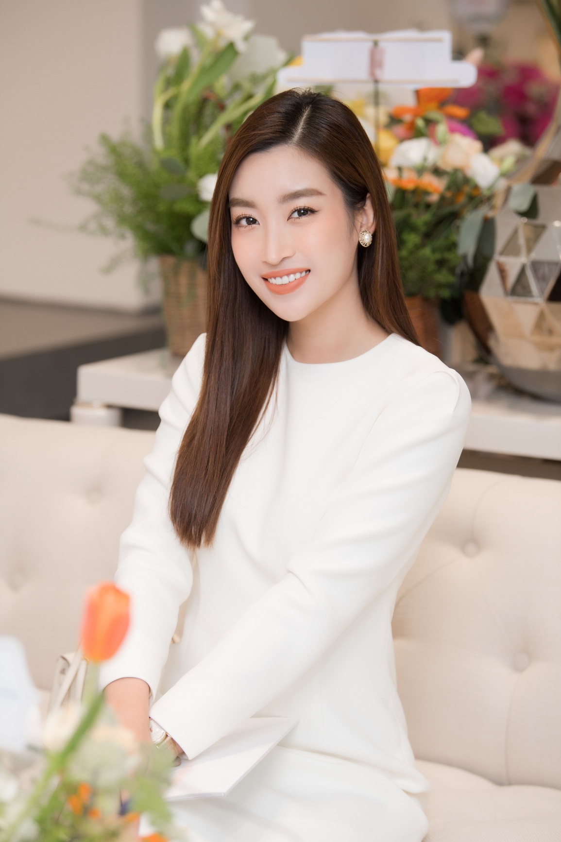 Giữa tin đồn hẹn hò thiếu gia, Đỗ Mỹ Linh bất ngờ đi xem váy cưới - 1