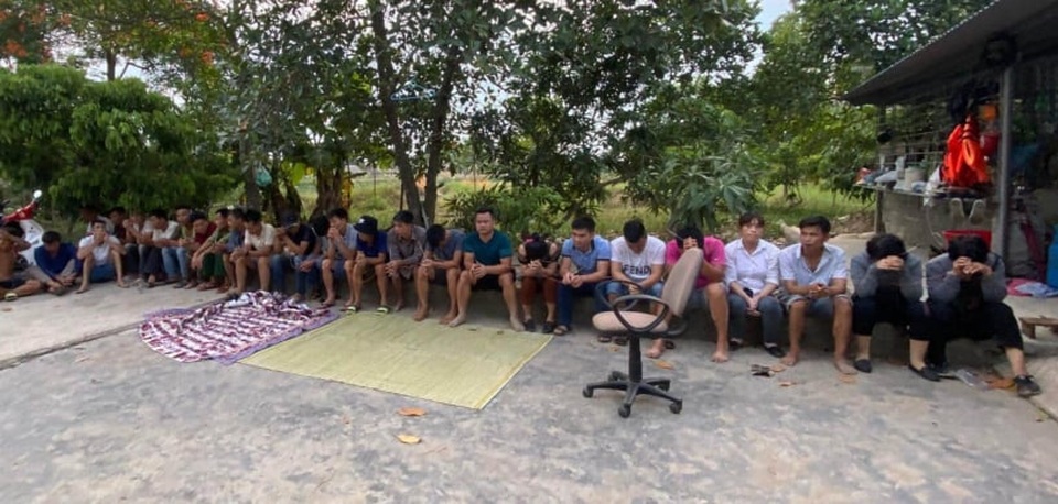 Triệt phá “sới” bạc tinh vi ở vùng quê - 1 Triệt phá “sới” bạc tinh vi ở vùng quê - 1