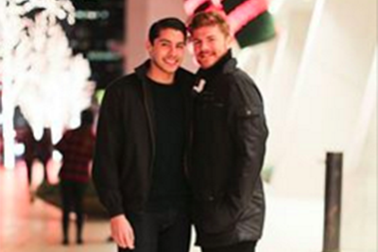 Chuyện tình "định mệnh" của cặp đôi đồng tính hút 500.000 Like