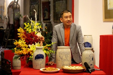 Triển lãm của họa sỹ Lê Thiết Cương: đưa Thơ vào Gốm