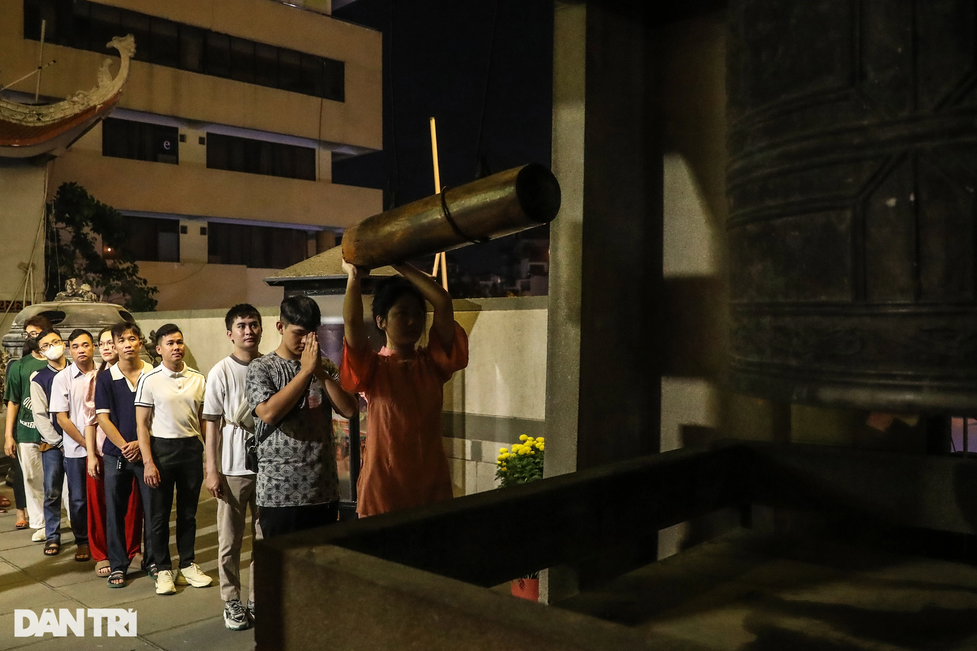 Người dân TPHCM xếp hàng dài chờ gõ chuông chùa đầu năm - 7 Người dân TPHCM xếp hàng dài chờ gõ chuông chùa đầu năm - 7
