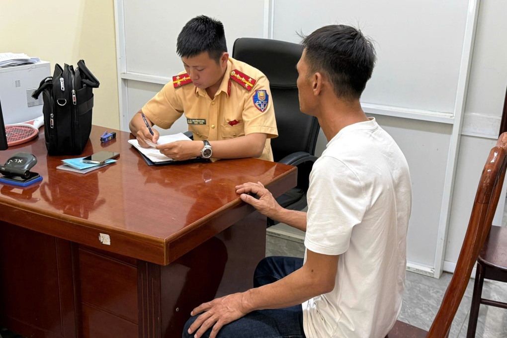Vụ nam sinh bất tỉnh giữa trời mưa do bị xe tông: Tài xế ra trình diện - 1 Vụ nam sinh bất tỉnh giữa trời mưa do bị xe tông: Tài xế ra trình diện - 1