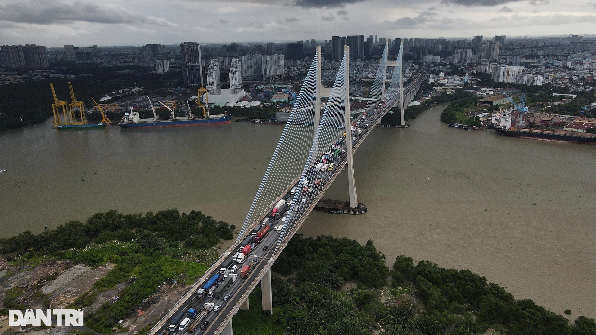 Dòng xe container kẹt từ trưa đến chiều, kéo dài gần 2km trên cầu Phú Mỹ - 1 Dòng xe container kẹt từ trưa đến chiều, kéo dài gần 2km trên cầu Phú Mỹ - 1