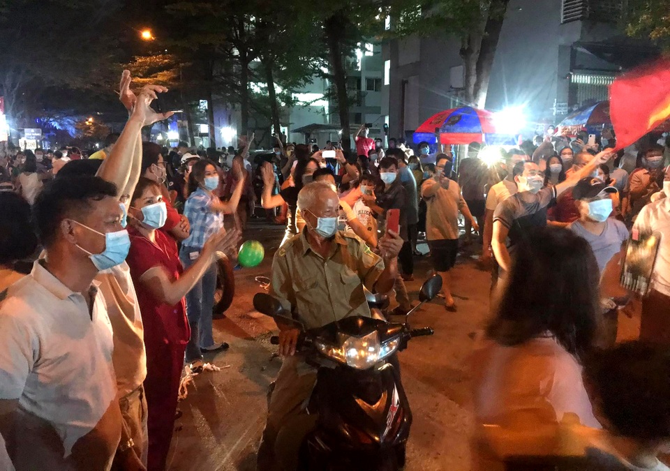Hàng nghìn người vỡ òa vui sướng vì được dỡ phong tỏa đêm giao thừa - 4 Hàng nghìn người vỡ òa vui sướng vì được dỡ phong tỏa đêm giao thừa - 4