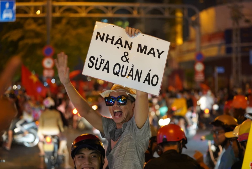 Hàng vạn người hâm mộ xuống đường mừng U22 Việt Nam vô địch SEA Games - 7 Hàng vạn người hâm mộ xuống đường mừng U22 Việt Nam vô địch SEA Games - 7