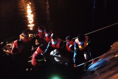 Cả người chăn bò và vật nuôi chết dưới hồ nước thải