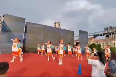 Khoảnh khắc màn hình LED đổ sập, đè các em nhỏ đang diễn văn nghệ