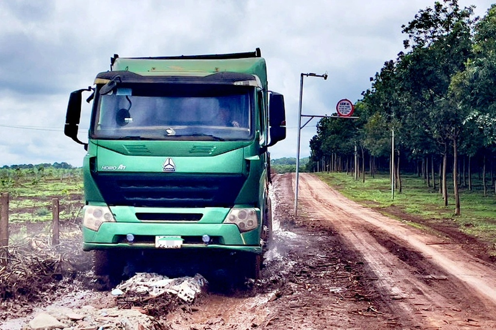 Trưởng thôn chặn, thu 5 triệu đồng mỗi xe tải vì đi lên đường bê tông - 1 Trưởng thôn chặn, thu 5 triệu đồng mỗi xe tải vì đi lên đường bê tông - 1
