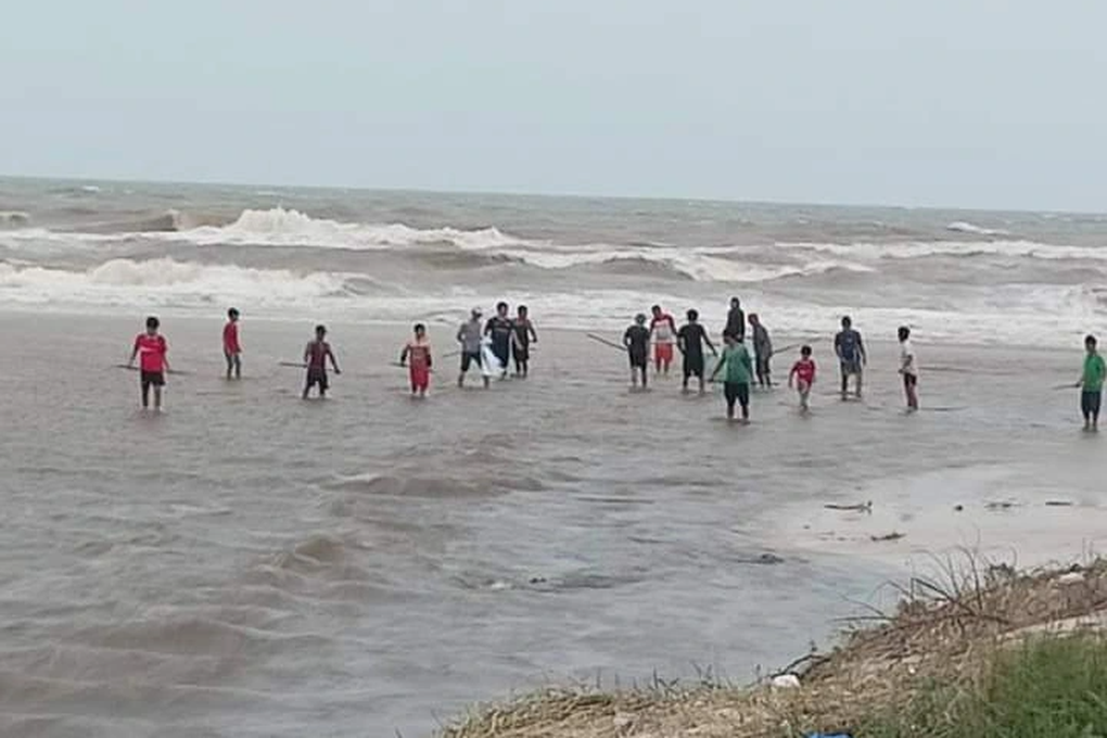 Người nuôi khóc ròng vì lũ cuốn hơn 32 tấn cá lóc sắp đến ngày thu hoạch - 2 Người nuôi khóc ròng vì lũ cuốn hơn 32 tấn cá lóc sắp đến ngày thu hoạch - 2