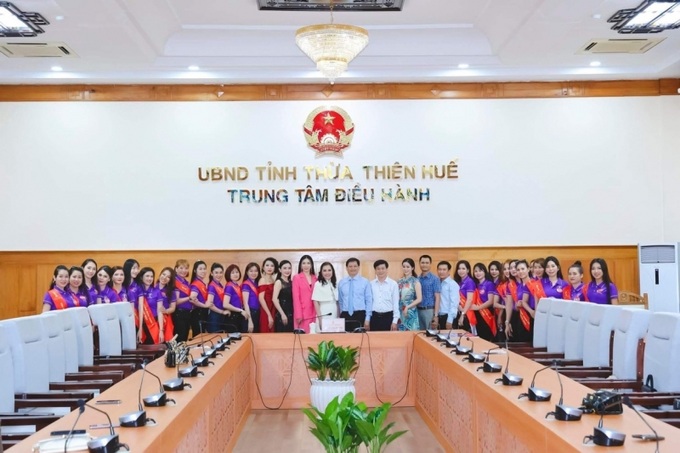 Ban tổ chức cùng các thí sinh Hoa hậu Doanh nhân Châu Á Việt Nam 2022 chụp ảnh kỷ niệm cùng lãnh đạo các cấp tỉnh Thừa Thiên Huế.