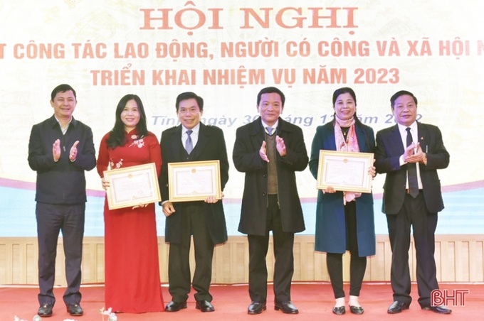 Phó Chủ tịch HĐND tỉnh Trần Văn Kỳ, Phó Chủ tịch UBND tỉnh Lê Ngọc Châu và Giám đốc Sở LĐ-TB&XH Nguyễn Trí Lạc trao danh hiệu tập thể lao động xuất sắc cho các tập thể ...