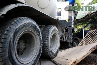 Hoảng hồn vì xe bồn mất thắng