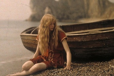 Tìm ra danh tính “người đẹp váy đỏ” bí ẩn trong ảnh cổ