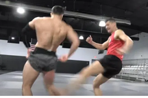 Đứng yên cho đối thủ đá, cả hai võ sĩ suýt... gãy chân