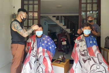 Nở rộ dịch vụ cắt tóc, làm đẹp tại gia mùa Covid-19