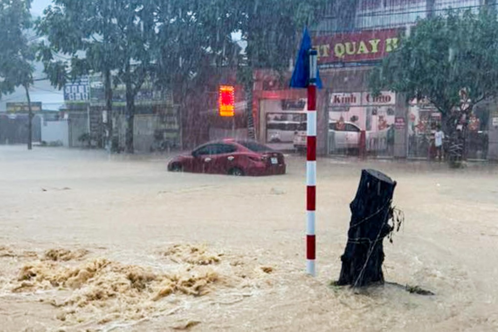 TP Lạng Sơn mênh mông nước, ô tô trôi trên đường - 2 TP Lạng Sơn mênh mông nước, ô tô trôi trên đường - 2