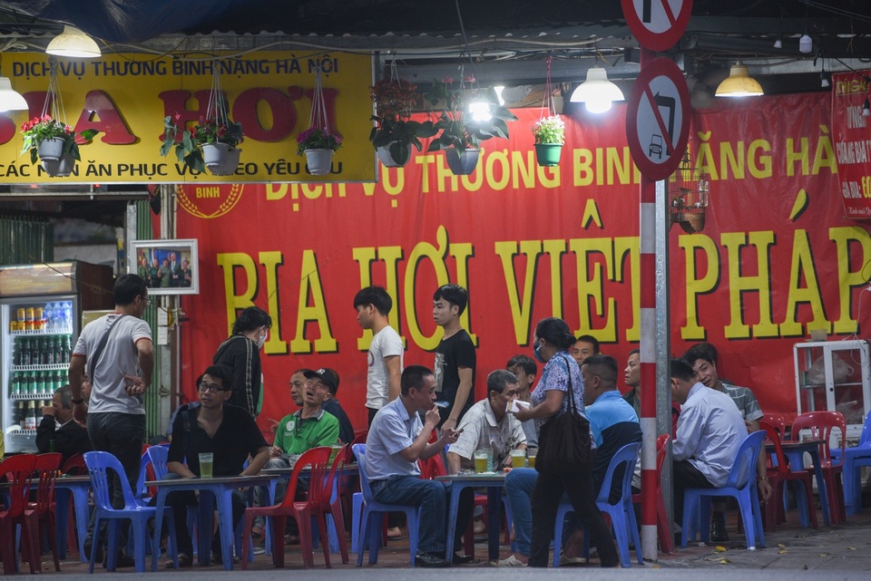 Hà Nội: Quán xá vẫn đông đúc đến tối giữa mùa dịch Covid-19 - 2 Hà Nội: Quán xá vẫn đông đúc đến tối giữa mùa dịch Covid-19 - 2