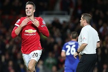 Van Persie cứu MU thoát thua Chelsea