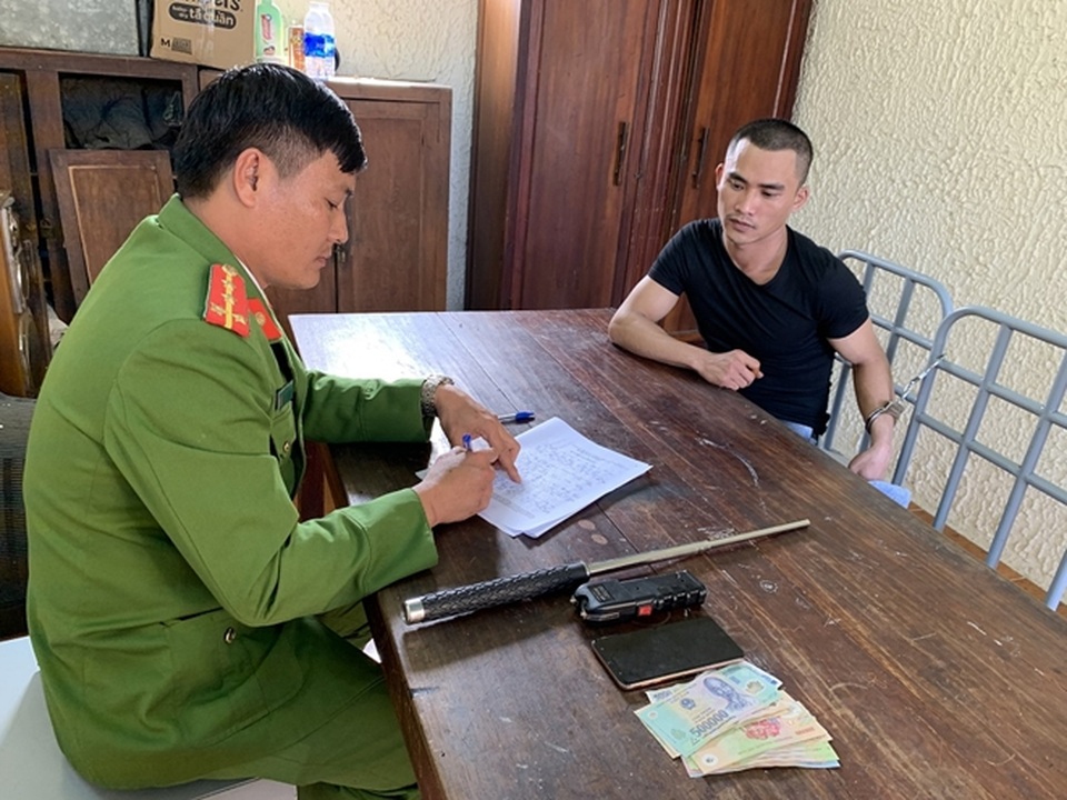 Vợ ngoại tình, chồng bắt tình địch viết giấy bán xe - 1 Vợ ngoại tình, chồng bắt tình địch viết giấy bán xe - 1