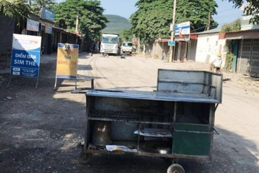 Dân mang vật dụng ra chặn xe tải vì đường quá bụi bặm