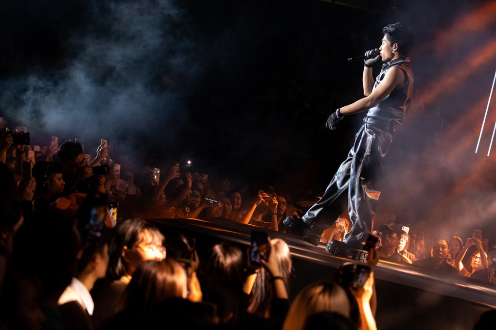 Biểu cảm của Mono khi hát cùng Trúc Nhân gây sốt - 3 Biểu cảm của Mono khi hát cùng Trúc Nhân gây sốt - 3