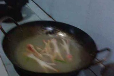 Lẩu thịt ôi, cá ươn