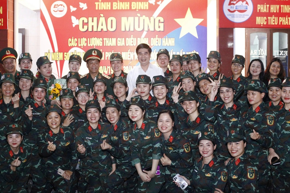 Những bóng hồng rạng rỡ trên chuyến tàu vào Nam tham gia diễu binh 30/4 - 3 Những bóng hồng rạng rỡ trên chuyến tàu vào Nam tham gia diễu binh 30/4 - 3