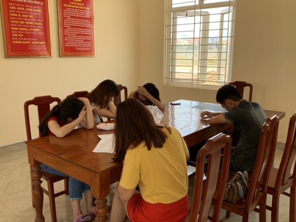 Triệt phá 2 tụ điểm, bắt quả tang 6 đôi nam nữ mua bán dâm - 1 Triệt phá 2 tụ điểm, bắt quả tang 6 đôi nam nữ mua bán dâm - 1