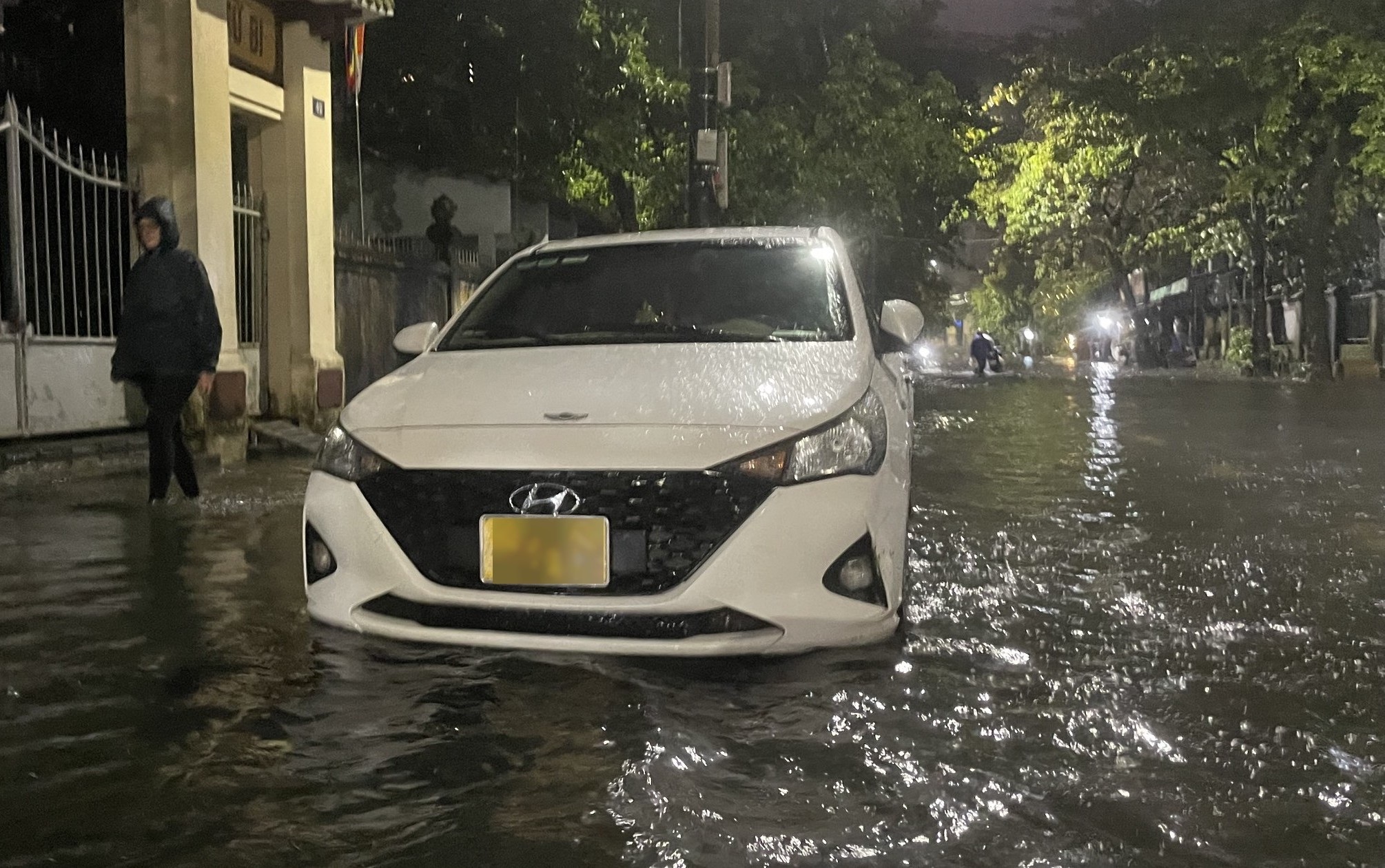 Muitos proprietários de automóveis não conseguiram mover seus veículos a tempo, o que fez com que ficassem presos nas águas da enchente (Foto: Nhuan Thanh). Nhiều chủ ô tô không kịp di dời khiến phương tiện bị mắc kẹt trong biển nước (Ảnh: Nhuận Thành).