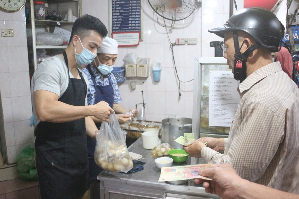 Người dân xếp hàng dài mua bánh trôi, bánh chay về cúng Tết Hàn thực - 3 Người dân xếp hàng dài mua bánh trôi, bánh chay về cúng Tết Hàn thực - 3