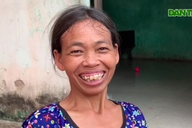 Bà Luân chia sẻ niềm vui được nhận quà bạn đọc báo Dân trí