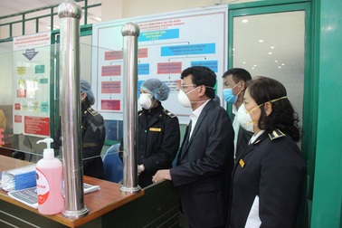 Trả 9 người Trung Quốc nghi nhiễm virus Corona về nước