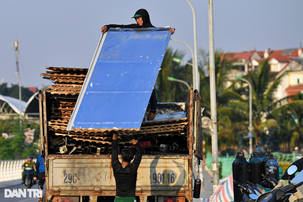 Cảnh hoang tàn trên những du thuyền đang bị tháo dỡ ở Hồ Tây - 8 Cảnh hoang tàn trên những du thuyền đang bị tháo dỡ ở Hồ Tây - 8