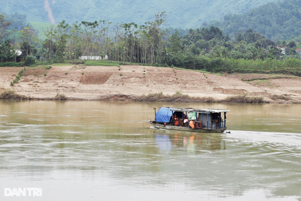 Người lái đò bỏ việc không đành vì lo bọn trẻ thất học, khổ cả đời - 2 Người lái đò bỏ việc không đành vì lo bọn trẻ thất học, khổ cả đời - 2
