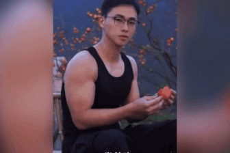 Cán bộ thôn mặc áo ba lỗ quay video khoe cơ bắp, giúp dân bán sạch nông sản