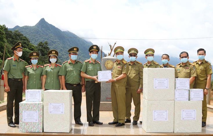 Quản Bình: Trao tặng vật tư, thiết bị y tế cho An ninh tỉnh Khăm Muộn (Lào) phòng, chống dịch COVID-19 - Ảnh 1.