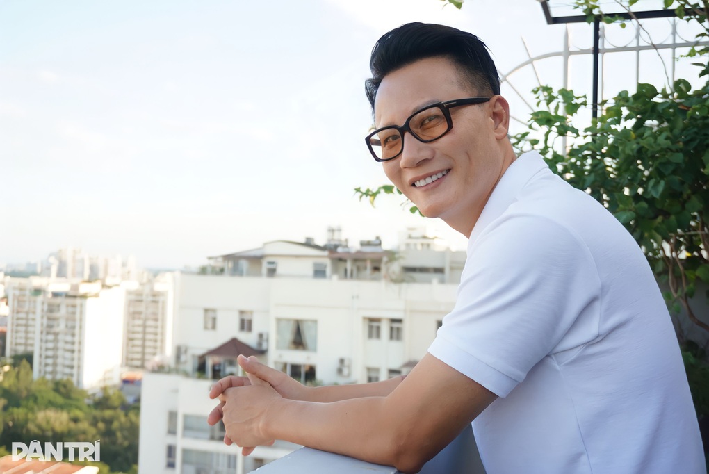 Ca sĩ Hoàng Bách: Nhiều người thấy tiếc khi tôi lập gia đình sớm - 3 Ca sĩ Hoàng Bách: Nhiều người thấy tiếc khi tôi lập gia đình sớm - 3
