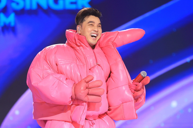 "Ca sĩ mặt nạ" mùa 2: Ưng Hoàng Phúc lộ diện đầu tiên, Cú Tây Bắc gây tò mò