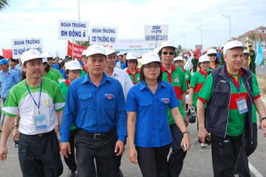 Hơn 1.000 đoàn viên đi bộ vì môi trường 