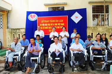Trao 360 chiếc xe lăn cho người tàn tật