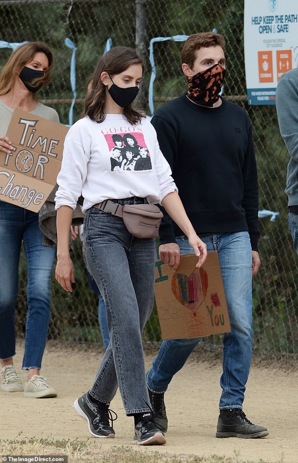 Alessandra Ambrosio đeo khẩu trang chạy trên phố - 7 Alessandra Ambrosio đeo khẩu trang chạy trên phố - 7