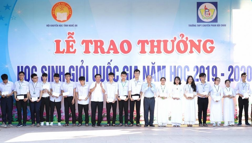 Trao thưởng hơn 100 triệu đồng cho thầy trò trường chuyên Phan Bội Châu - 2 Trao thưởng hơn 100 triệu đồng cho thầy trò trường chuyên Phan Bội Châu - 2